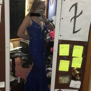 Ellie Wilde Royal Blue Mermaid Style size 2 fitted to model 4’11 with 1 in heels